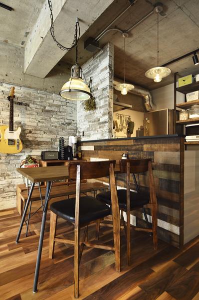 造作棚や照明のアイアンが際立つすっきりした印象のキッチンです。既存設備はリフォーム済で新品だった為そのまま使用しています。換気用ダクトが渡る姿はインダストリアル調でお洒落です。