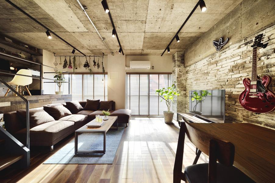 バルコニー沿いの明るく伸びやかなLDです。右手の壁は自然石にも見えるブリックタイルを施工したもの。無垢床には自然素材100%の塗料を用いてお子様の肌にも安心です。レール照明が天井を飾るアクセントになりました。