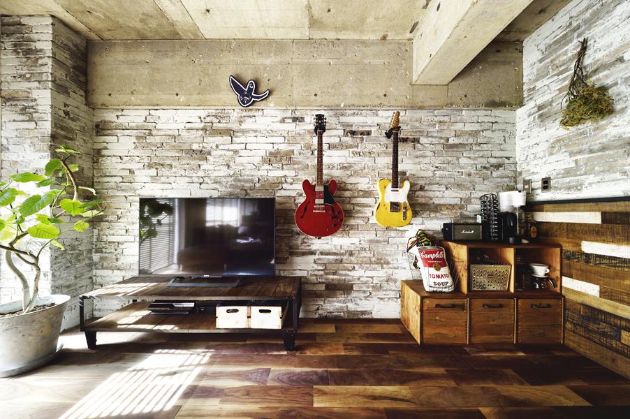 白く擦れたブリックタイルが印象的なリビングです。家具の色やアイアンパーツなど細やかなこだわりを反映して寛ぎの風景を造りました。建具にもこだわり無垢材をダーク色に塗装するなどオリジナル品を造作しています。