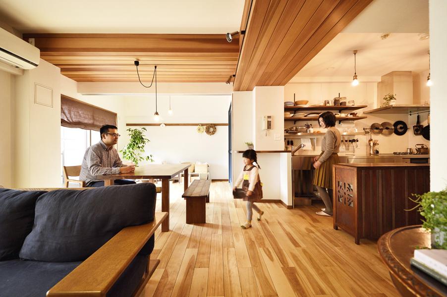 自然素材のカバザクラ無垢材・板張りの梁・珪藻土をたっぷり活かしたLDKです。木の温もりで心が和みます。