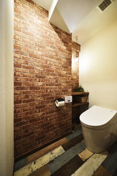 折上げ天井のある個性的なトイレです。壁床のリアルな絵柄はクッションフロア。奥に収納を造作。