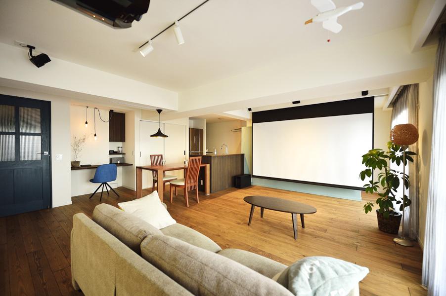 自然素材の温かさを感じる開放的なLDKです。間取りを2LDKに単純化し広い空間を造りました。明るいパイン材の床に 無垢材で造作したブルーのドアが爽やかです。