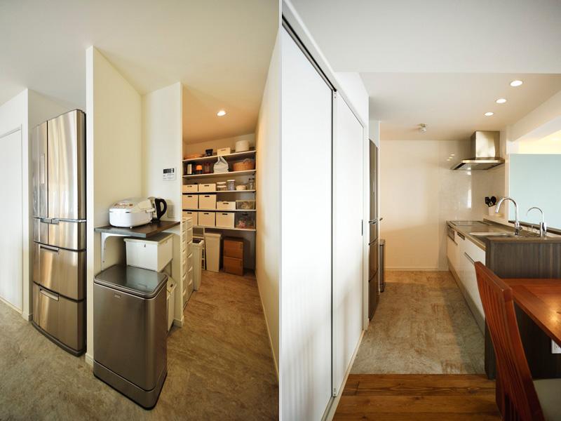 大型パントリーを背後に具えたI型のキッチンです。L型から変更しすっきりした動線になりました。「作業がスムーズにでき、結果的には満足です」(奥さま)