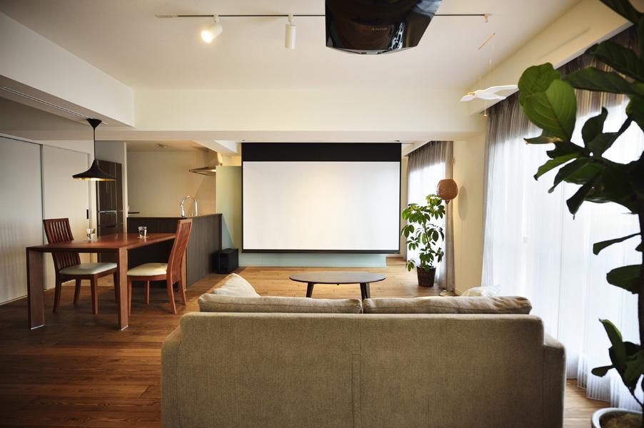 開放感のあるゆったりしたリビングに設置したホームシアターです。折り上げた天井や たっぷりと広いステージで 臨場感ある音響と映像が楽しめます。
