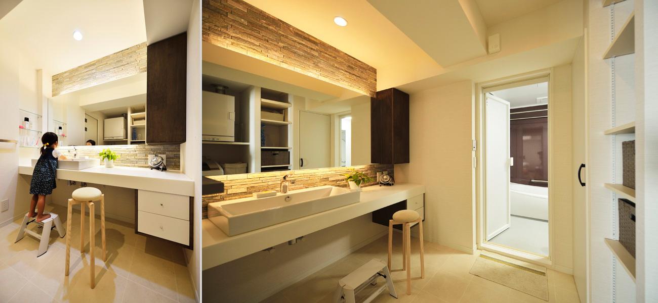 ホテルを連想するラグジュアリーな洗面室です。白トーンに調えて上質な清涼感です。横長タイプの大きな洗面ボウルは家族が並んでもゆとりの広さ。足元は浮き棚造りですっきり。