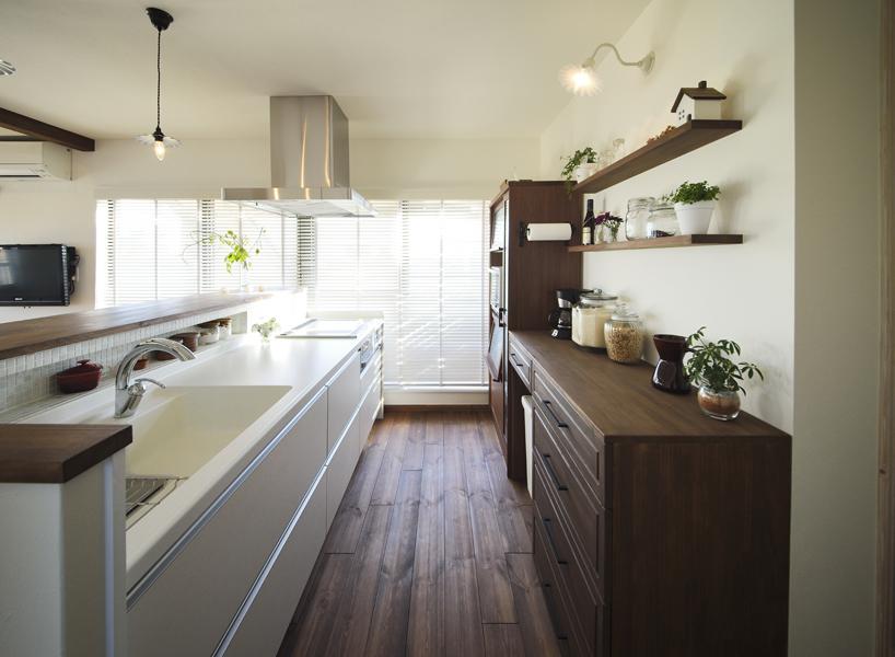 カフェ風のお洒落なカウンターを具えたキッチンです。念願の『子どもたちと一緒に楽しく料理』ができるように。