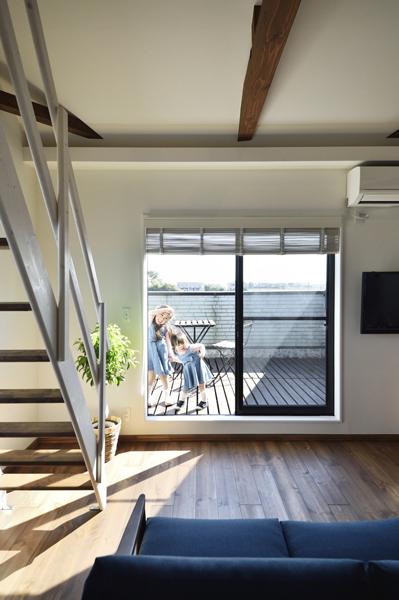 アウトドアリビングにもなるバルコニーです。2階リビングなので外から覗かれる心配はご無用。採光・採風も抜群。