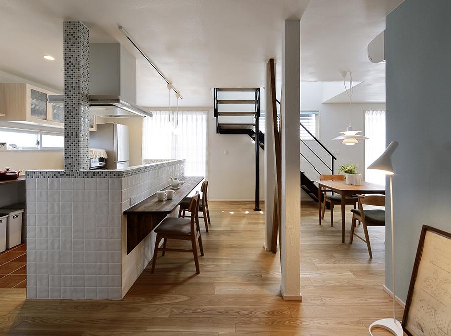 スケルトン階段が印象的なLDKです。「家族が必ず通るように」と計画。吹抜けを通じて陽の光や風など自然の力が家全体に廻ります。高性能断熱材で冬は床暖房ひとつで快適です。