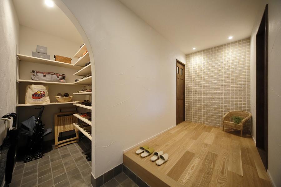 広い間口を持つ玄関です。シューズクロークを造作しベビーカーなどお出かけツールも収納。ホール・洗面室間は直行ルートを設計。構造上残した正面壁には趣きあるタイルを施工しました。