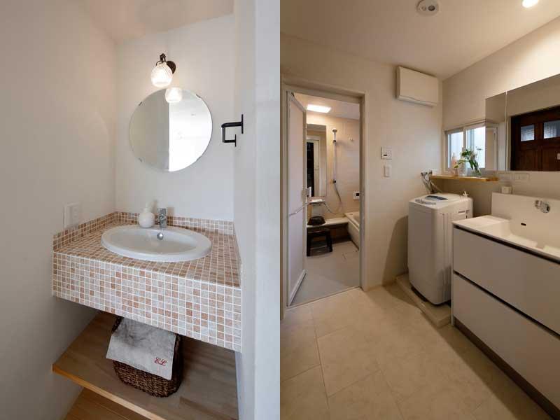 1F・2F洗面室です。左・2階）淡ブラウンのタイルをモザイク施工しました。丸い鏡が繊細です。右・1階）白トーンで清潔感を演出しました。室内は段差のないバリアフリー仕様です。