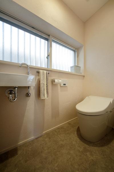 タンクを無くした「水洗タンクレス」を採用したトイレです。室内に手洗いを設置して衛生的。清掃もサッと簡単に。間取り変更で大窓が手に入り空気環境も改善。室内も広くなりました。