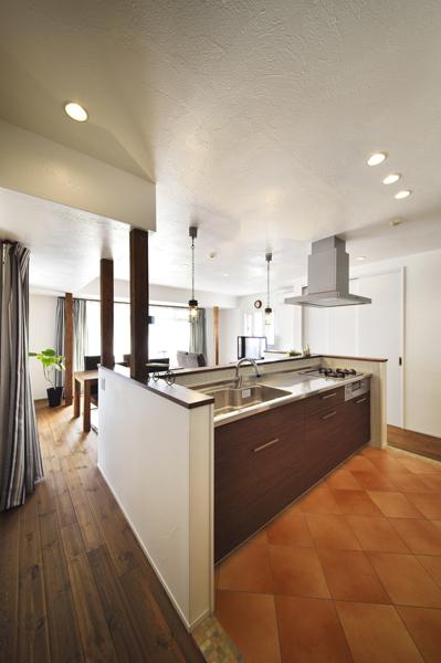 リビングに対面するオープンキッチンです。北側の個室キッチンを家族と空間を共有する明るいLDKに移動。 お母さまと一緒に調理する将来に具え余裕たっぷりの通路と調理スペースを造作しました。回遊型の2WAY動線は移動が楽で家事効率がアップします。