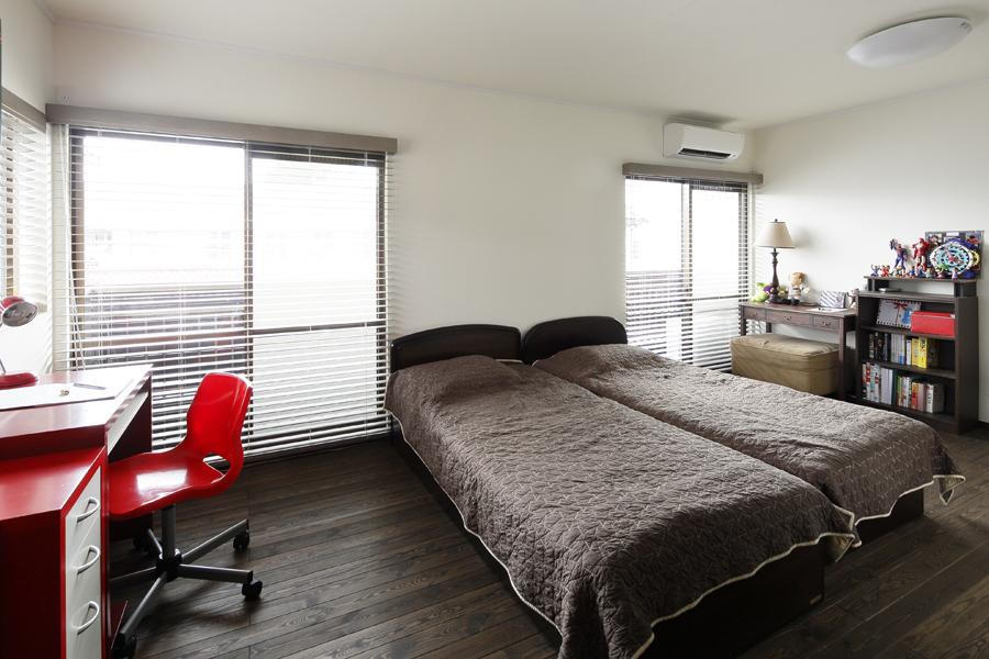 ベランダに面する明るいこども室です。将来ふたりのお子様それぞれの個室にできるよう分割可能な設計で扉も2箇所ご用意。落ち着いた床色に原色のデスクがスタイリッシュです。
