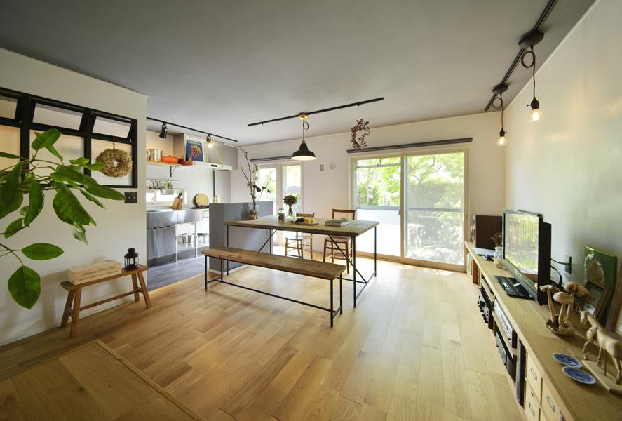 古材造りのテーブルを中心にしたシンプルなLDKです。オーク無垢材やしっくいを用いて自然の優しい風合いです。