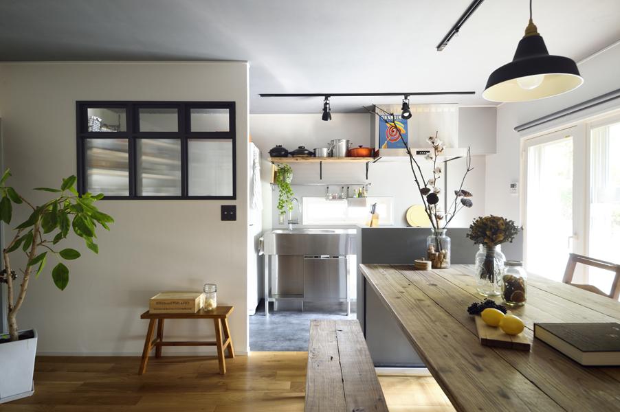 ステンレス製のフレームキッチンです。リビングと対面にしたことで銀面に光が反射しより明るい室内に。