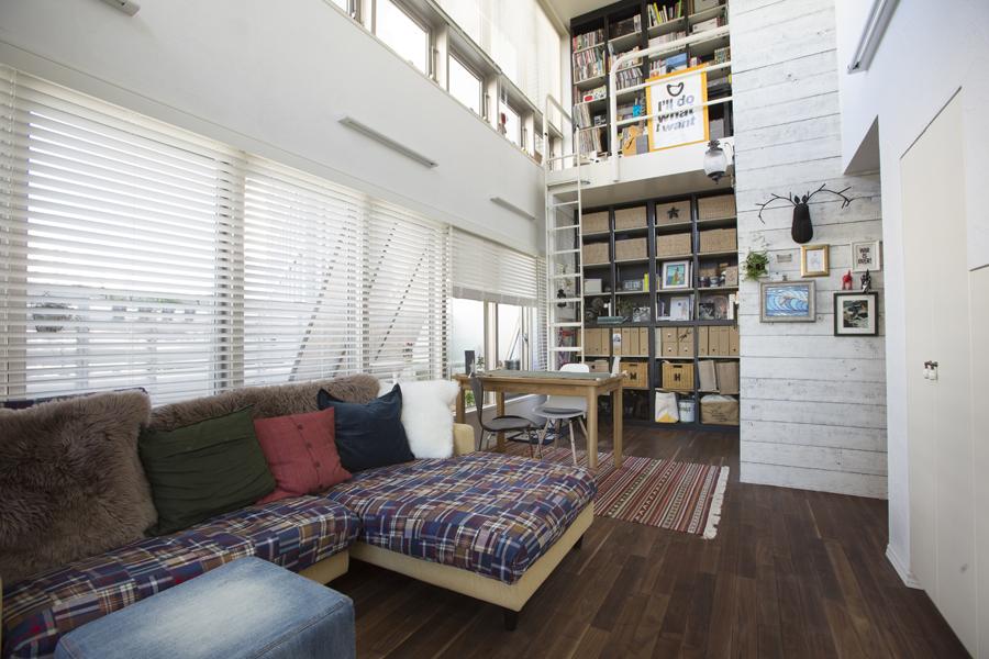 メゾネットの開放的な室内です。古材に塗装したアクセントウォールは何種もサンプルを作成し、決定しました。床は重厚なウォルナットのフローリング。珪藻土の内装を施してヴィンテージ感たっぷりです。