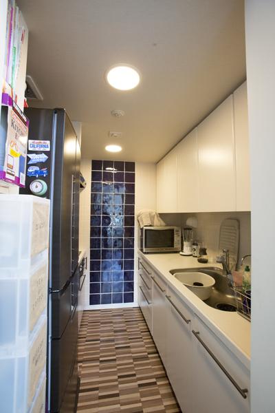 キッチンは奥の壁をブルー色のタイルに、床をファブリック調のクッションフロアに張替えて、デザインを一新しました。キッチン設備自体はまだ新しいため、既存を利用しています。