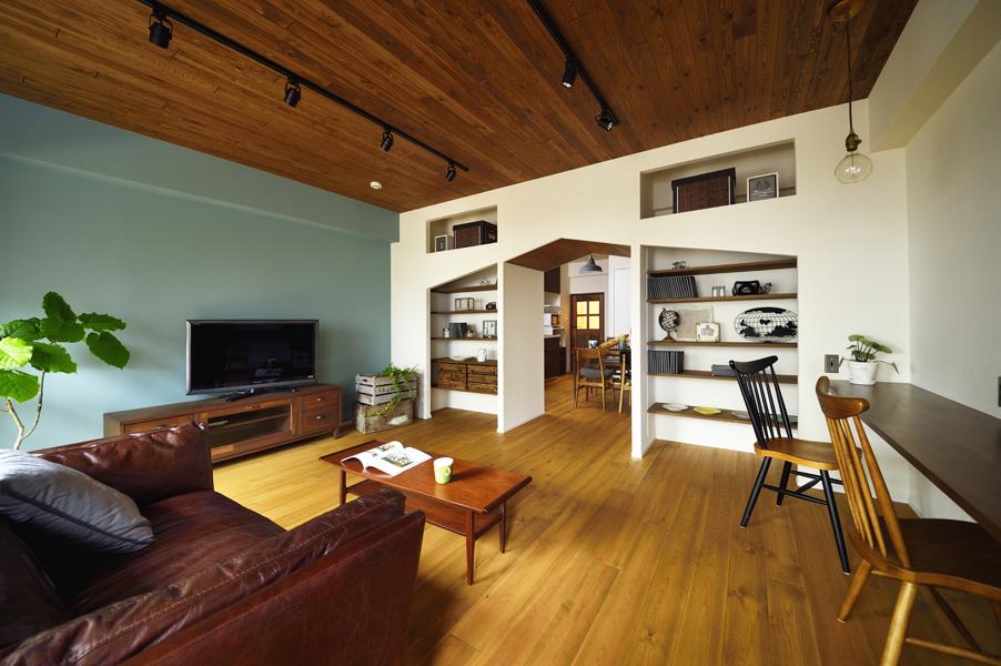 壁一面をアクセントに塗装したリビングです。右手の大きなニッチは 構造上抜けない躯体壁。 内側に見ごたえあるディスプレイ収納を造作しました。