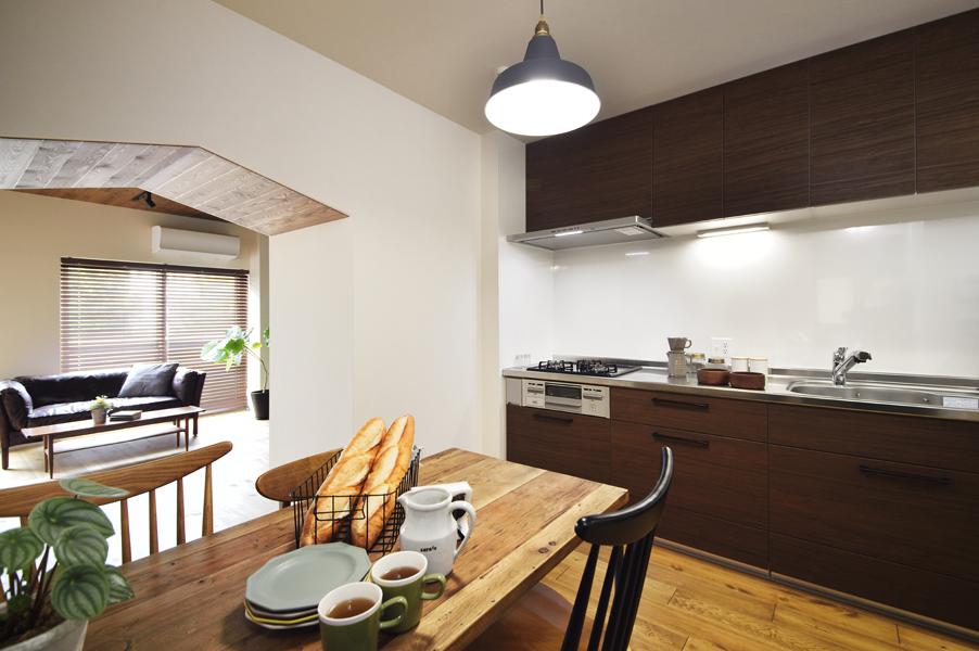 何通りもの配置パターンを検討し 最終的にたどり着いた大容量のキッチンスペースです。 ナチュラルな床は無垢パイン材です。