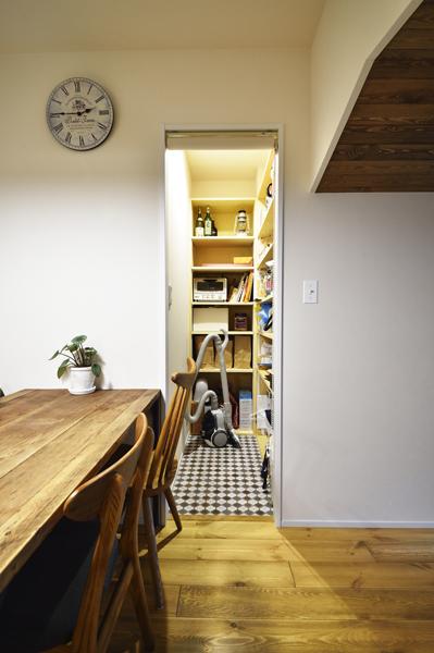 ご要望のあったパントリーです。オリエンタルなモロカン柄のクッションフロアが印象的。普段はロールスクリーンでしっかり目隠し。