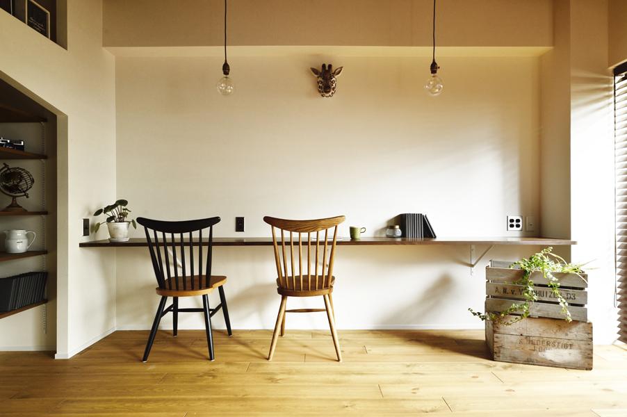 勉強に使えるリビング内カウンターです。足元スッキリの浮き棚を造作しました。温かみのある天板はLOHAS materialのパイン集成材。