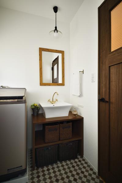 こだわりが詰まった造作洗面台です。シンプルでスッキリした構成。どのパーツも逸品ぞろいです。ミラー・タオルバーはS様のご支給品。