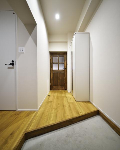 斜めに切り込み 広く見えるよう演出した玄関です。ナチュラルオーク色で玄関框を造り空間を引き締めました。土間はモルタル施工です。