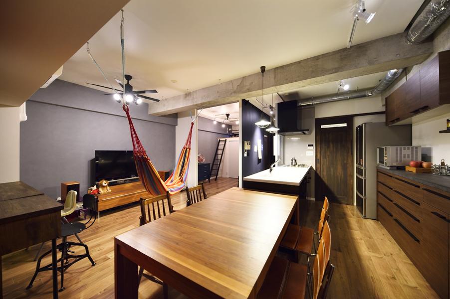 天井高をあげ生活スペースを広げたLDKです。引き戸を開ければ隣室と繋がる開放的な室内観。囲まれて使いにくかったキッチンはオープンスタイルに変更しました。