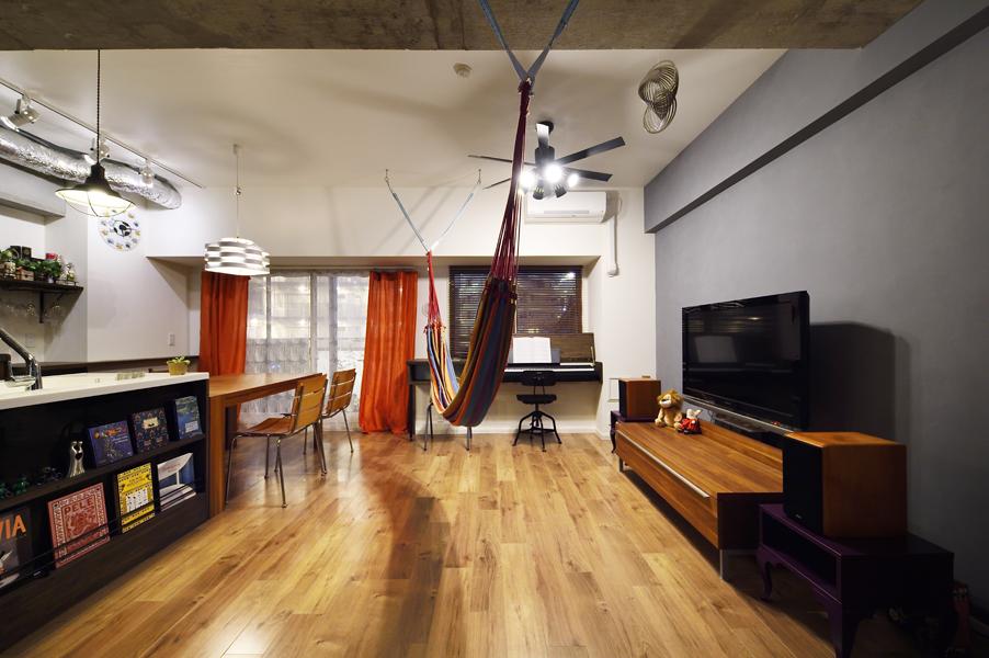 ハンモックを天吊りしたリビングです。天井を高くすることで使える空間が格段に増えました。オープンキッチンの下には雑誌や小物類を収納する棚を造作。ディスプレイを意識した設計でブックラックにもぴったり。