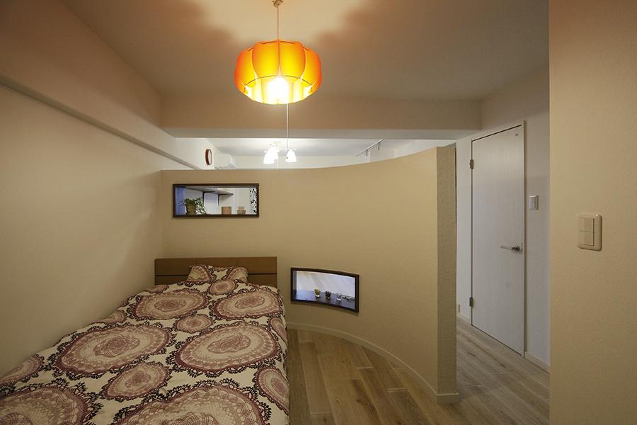 寝室は、リラクゼーションサロンをイメージしてデザイン。R壁上部の開口部や飾り棚からは、LDKからの自然の風と光が優しく入り込み、自分だけの時間をゆったりと過ごすことができます。あえてドアも設けないことで、開放感を損なうことなく、プライバシーにも配慮されています。寝室には大型のウォークインクロゼットを