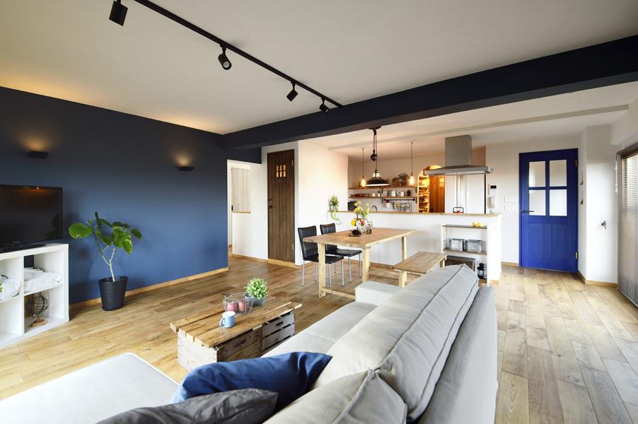 視界が大きく開けたのびやかなLDKです。ブルーを壁や梁に配色して スタイリッシュな雰囲気。 床はホワイトオーク無垢、壁は珪藻土仕上げ。