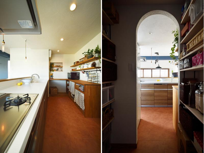 パントリーを具えたゆとりあるキッチンです。家族並んで使えるよう通路を広めに設定。カウンター・棚を造作して収納力を強化。