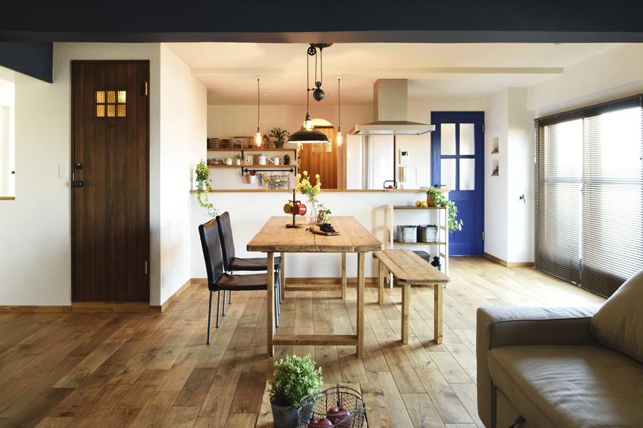 梁で空間にアクセントが生まれたダイニングです。造作扉でお洒落感UP!キッチンのオープン棚が素敵なディスプレイになりました