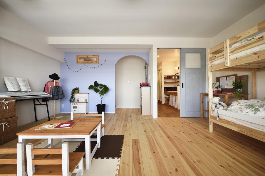 R状の出入り口やアクセント壁で優しい印象の子ども室です。将来的に2室にできるよう出入口は2か所ご用意。壁上に室内窓も