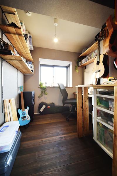玄関近くに新設した書斎です。無垢床(パイン材)・棚板はあえて木肌を魅せるラフな塗装。シンプル照明も加わって男らしいタフな世界観。