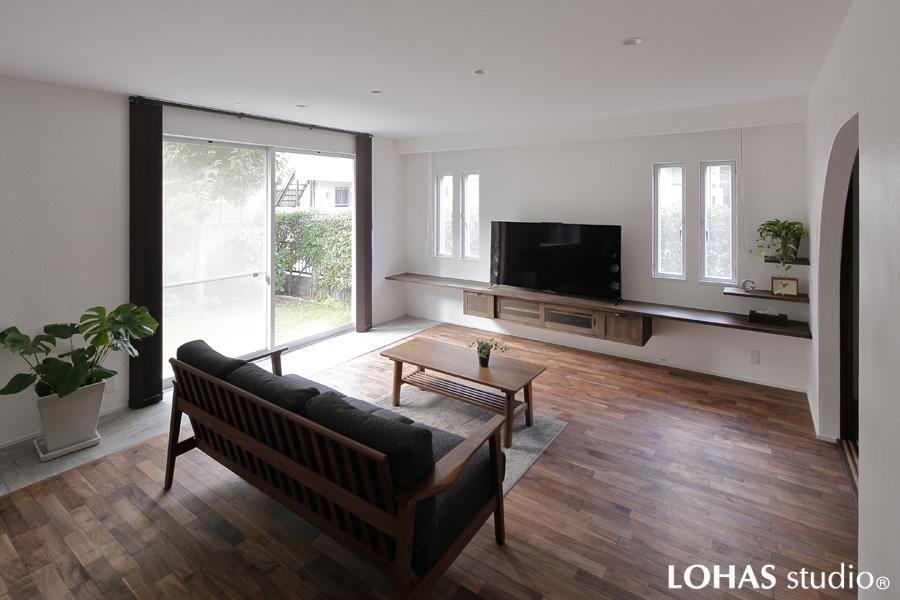 戸外を借景する明るいリビングです。カーテンレール不要のプリーツスクリーンでスッキリとした室内に。一部施工したセメント風タイルでアクセントを造りました。