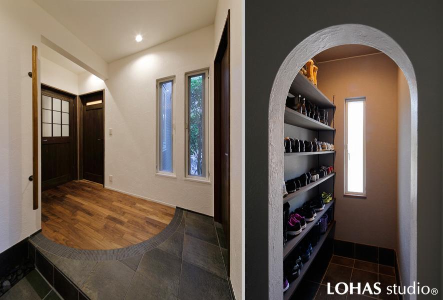 デザインの鍵になった「縦長の窓」からはじまる上質な装いの玄関です。壁にはナチュラルな塗り跡で漆喰を施工しました。Rの開口部から先は可動棚付きのシューズクロークです。