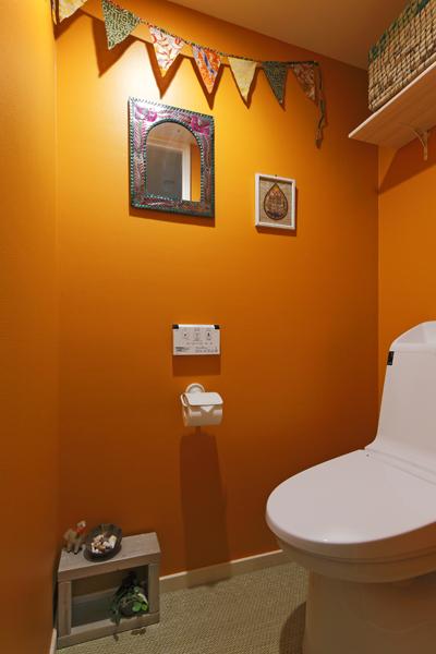 メキシカンな夏の賑わいを象徴するような、鮮やかなトイレ。白とブルー基調の居室から雰囲気を一転させました。色は塗料専門店でI様自らが選ばれたもの。コンパクトな空間には、主張のある色で冒険してみるのもおすすめ。お手本のような巧みなセンスに脱帽です。