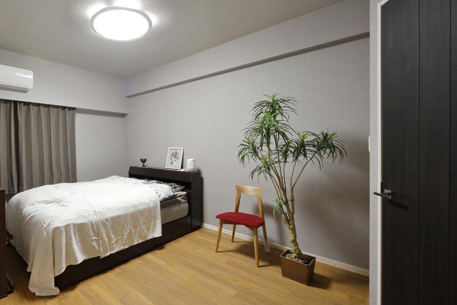 グレーのEBクロスで落着きある配色の寝室です。チーク材の床をアンティーク塗装で仕上げました。足元を引き締める白い巾木はLOHAS materialのパイン材です。