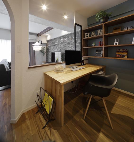 アーチから入る奥様のワークスペースです。オープン開口でゆるやかにリビングから区分けました。広々とした室内にはL字型に大きなディスプレイ棚を造作しています。