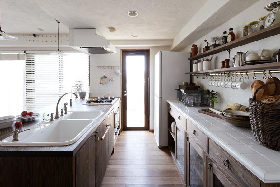 使い込むごとに味の出る無垢の杉板を使用した、奥様こだわりのキッチン。