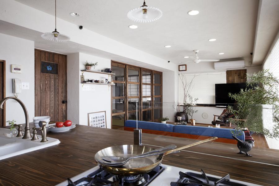 キッチンからの風景。お料理をしながら、リビングや和室を見渡せます。