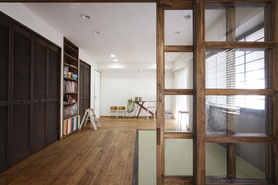 キッズスペースの畳コーナー。ガラス戸で間仕切りすることで、お部屋とリビングの一体感を実現しました。