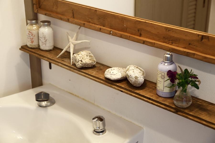 古材で造作した棚受け。収納スペースは最小限に。