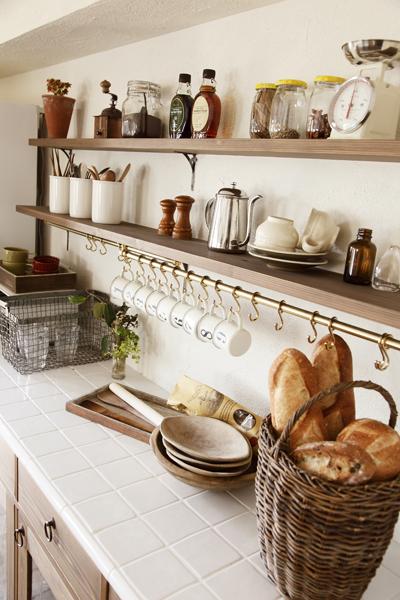 キッチン奥の棚は見せる収納を意識し、食器などのディスプレイを楽しめます。