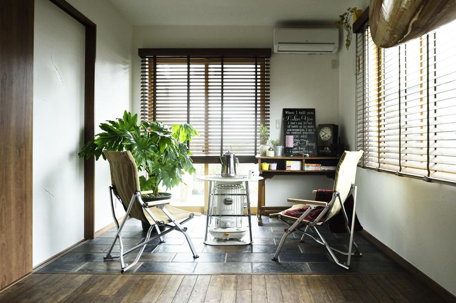 ウッドデッキに隣接するラウンジです。 馬踏み目地でタイルを施工。既存窓の窓枠をチェリー色に変更しました。統一感のある室内です。