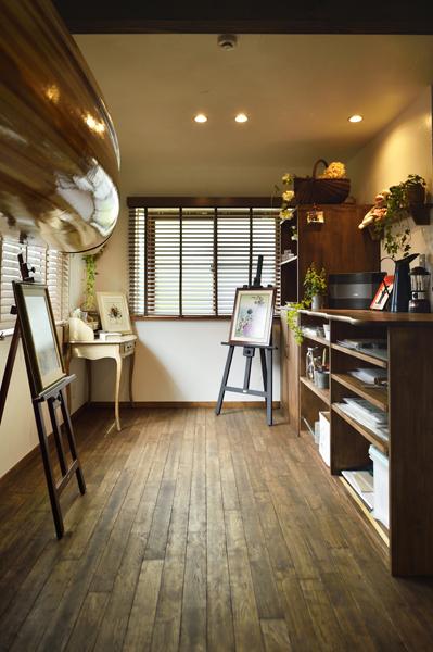 趣味室・奥側のアトリエ空間です。作品素材を収めるオリジナル家具を造作。ヴィンテージな彩りが素晴らしい床は「ハレトケ」製。