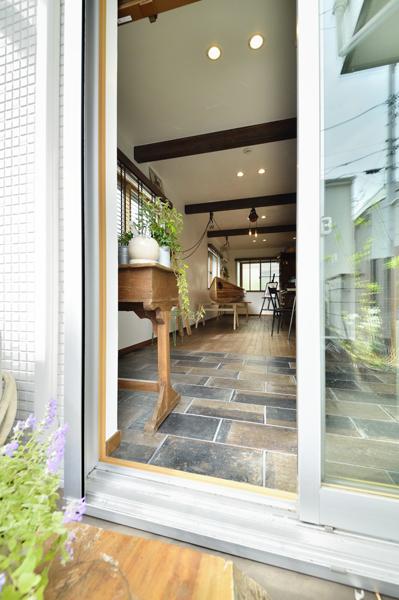 ウッドデッキからの風景です。掃き出し窓を開ければ風が奥まで吹き込みます。窓からカヌーの出し入れも可能。便利な出入り口としても。