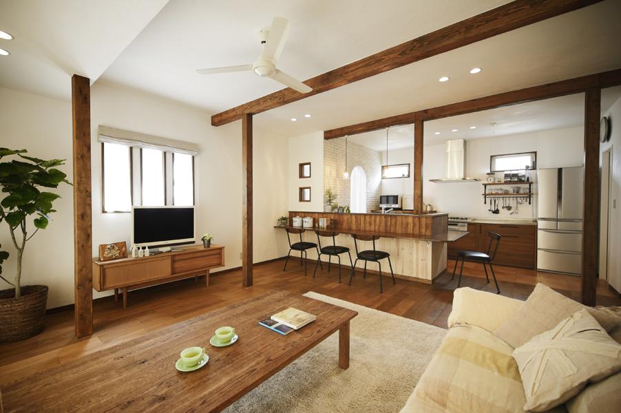 和室中心からヨーロピアンテイストに姿を変えたLDKです。 床・壁には断熱材を施工 サッシをペアガラスに交換して住環境を整備。 窓を見直し通風・採光を大幅に改善しました。