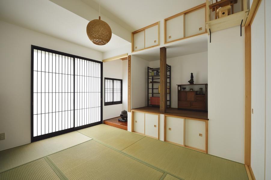 竪繁障子をオリジナルでデザインした書院造の和室です。床の間の材質や障子の桟の色など細部にわたり打合せをさせていただきました。お茶をたしなむご主人のコダワリが凝縮されたこの家一番のお気に入りの場所になりました。